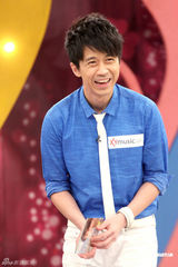 组图：“娃娃音”丫头录节目晕倒 光良上演英雄救美 