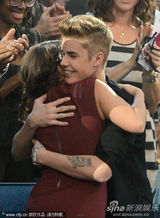 组图：比伯获奖开心熊抱老妈 演出随性抓裤裆