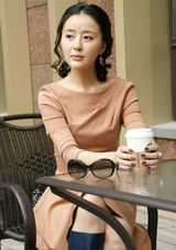 组图：周牧茵街拍 裸色连衣裙搭长靴