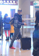 组图：董璇王宝强等众星返京 陈思成夫妇未归