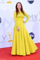 组图：朱丽安-摩尔柠檬色长裙亮相上围丰满