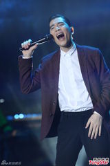 组图：萧敬腾上海开唱雨神未发威 被何韵诗调侃