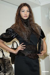 组图：林嘉绮15公分高跟鞋走秀破除怀孕传言