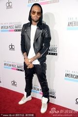 组图：蕾哈娜前男友克里斯-布朗造型不羁