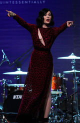 组图：杰西-J双开衩红裙PK凯莉-米洛