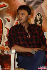 组图：吴奇隆帅气宣传新剧 甘婷婷超大项链抢镜