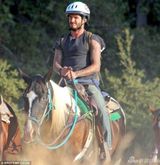 组图：小贝一家骑马出游 辣妹变身酷帅女骑士