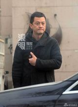 组图：李亚鹏吃饭遇疑老乡 被求合影显无奈