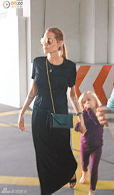 组图：皮特与朱莉携双胞胎香港逛街