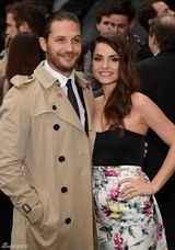 组图：玛丽昂黄抹胸妩媚现身《蝙蝠侠》首映