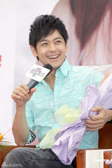 组图：林志颖新片变身伪娘 片场庆生自曝年龄