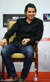 组图：《十三钗》主演终亮相 倪妮变装秀风情