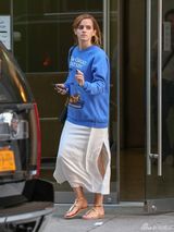 组图：沃特森穿蓝外套出街 素颜亮相清纯可人