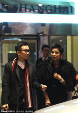 组图：钟楚红优雅现身 获男性友人护花魅力无边