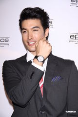 组图：锦荣代言腕表抢金 “好朋友”陪过28岁生日