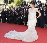 高清组图：伊娃-朗格利亚长裙亮相戛纳红毯
