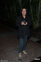 组图：钟镇涛生日携女亮相派对 谭咏麟叶童现身