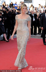 组图：超模海蒂戛纳走秀礼服露背身材高挑