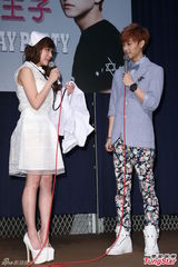 组图：JPM王子撇绯闻女友杨丞琳提前庆生