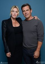 组图：准妈妈温丝莱特写真秀乳沟 与布洛林勾肩