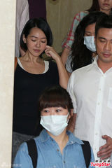 小S证人身份被传唤 神色疲惫白色肩带外露(图)