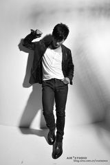 组图：吴奇隆杂志写真 外形帅气气质洒脱不羁