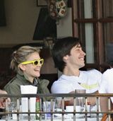 高清图：德鲁-巴里摩尔与男友用餐 频亲吻甜蜜非常