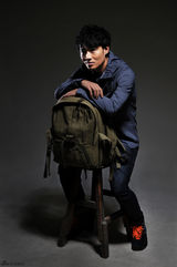 组图：刘小辉帅气写真 尽显绅士魅力