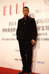 组图：邵兵英气亮相时尚活动 复古装扮成亮点