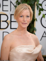 组图：《绝命毒师》女主亮相红毯 裸背优雅性感