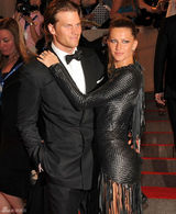 高清组图：纽约大都会庆典 吉赛尔-邦辰夫妇秀恩爱