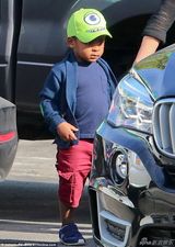 组图：塞隆肖恩-潘携两人母亲用餐 养子抢镜