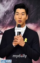 组图：张亮演韩剧牵手朴海镇 李钟硕黑西装帅气