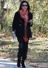 组图：泽塔-琼斯传与老公和解 外出购物心情好