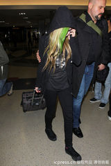 组图：艾薇儿“彩发”粉色变绿色 延续摇滚风格