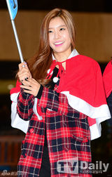 组图：GirlsDay穿红斗篷亮相机场 娇俏可爱