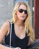 组图：布莱克-莱弗利街拍 无袖T恤露Bra潮爆