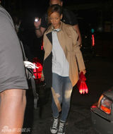 组图：蕾哈娜OL风素颜憔悴 与粉丝合影展亲民