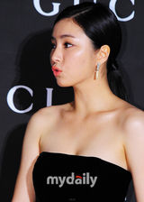 组图：韩彩英大红裙站台十足抢镜 申世京低胸性感