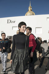 组图：袁泉黑色情侣装夫妻档携手亮相巴黎秀场