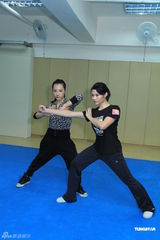 高清图：杨盼盼刘璇彩排功夫表演 下一字马表情轻松