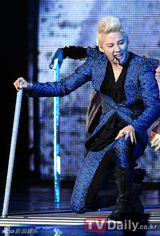 组图：JYJ金俊秀举行SOLO专辑首秀打造视听盛宴