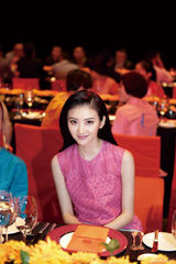 组图：景甜捧场时尚品牌庆典 独立也是一种时尚