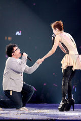 幻灯：郑秀文许志安相拥献唱 梁洛施李嘉欣捧场