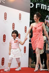 组图：曾志伟代言月饼吸金 曾宝仪意外现身不谈嫁 