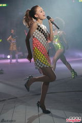 组图：容祖儿半裸开唱 自嘲瘦到没胸只剩两点