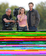 组图：娜塔莉-波特曼现身片场 草丛中拍激情吻戏