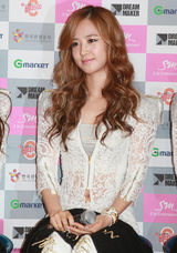 组图：少女时代记者会 成员白色蕾丝装性感亮相