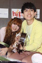 组图：林宥嘉出席活动左拥右抱 提绯闻女友尴尬