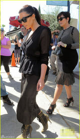 组图：卡戴珊V领装秀丰满 下车后不停摆弄裙子